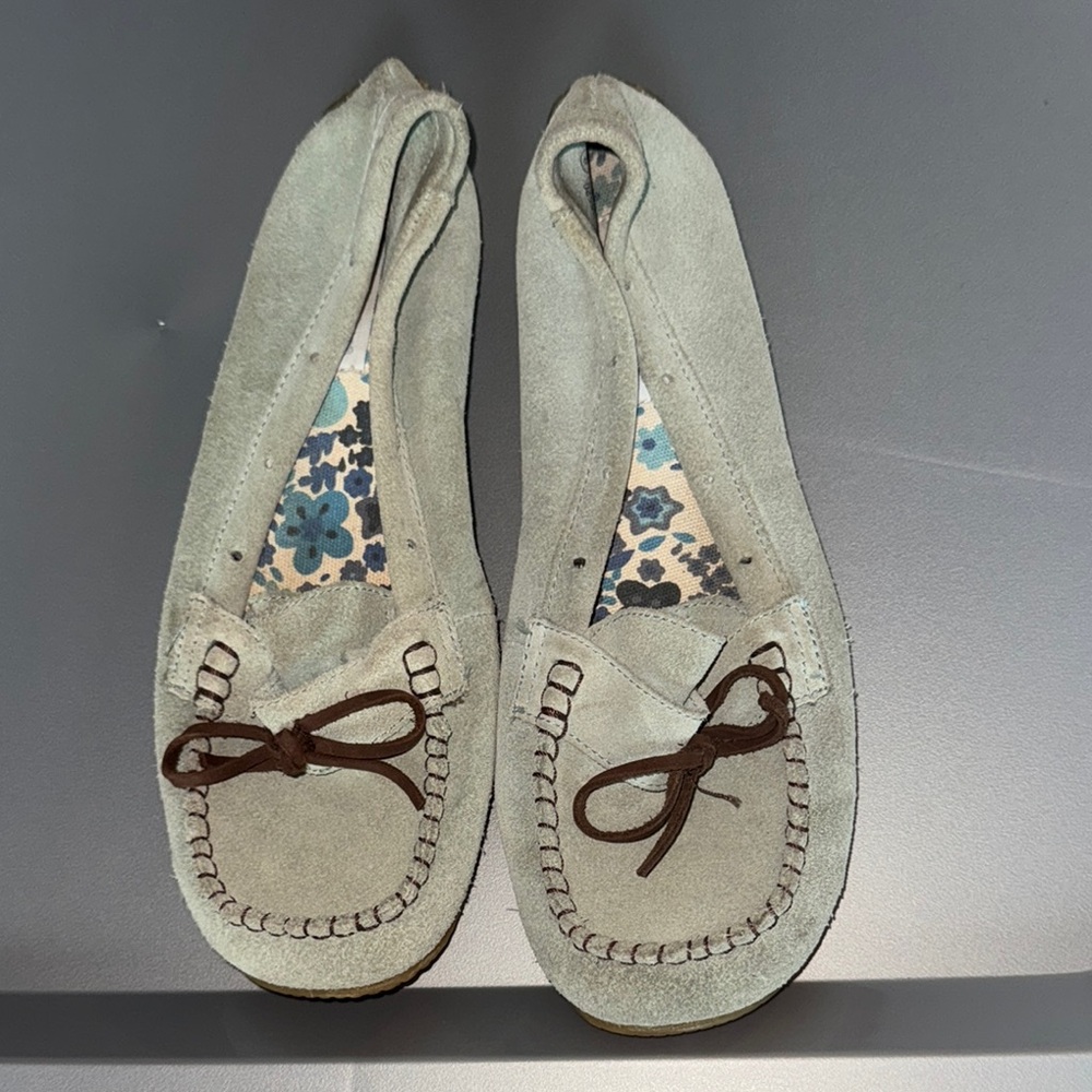 Predictions Cream and Green Moccasins with Bow Detail